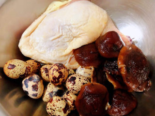 香菇炖鸡腿,准备原材料鸡腿、鹌鹑蛋、香菇去蒂洗净在开水中焯水断生后立即放入冷水中过凉再沥干水份备用