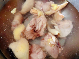 香菇炖鸡腿,焯好水的鸡腿立即放入冷水中多冲洗几遍除掉多余的油脂
