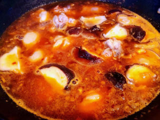 香菇炖鸡腿,鸡腿炖至六成熟放入香菇和鹌鹑蛋同时放入韩式辣酱拌匀一起炖