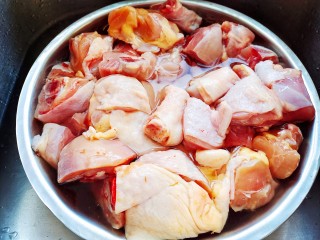 香菇炖鸡腿,鸡腿切成小块，凉水洗净。家里有个鸡骨架，一并放入。