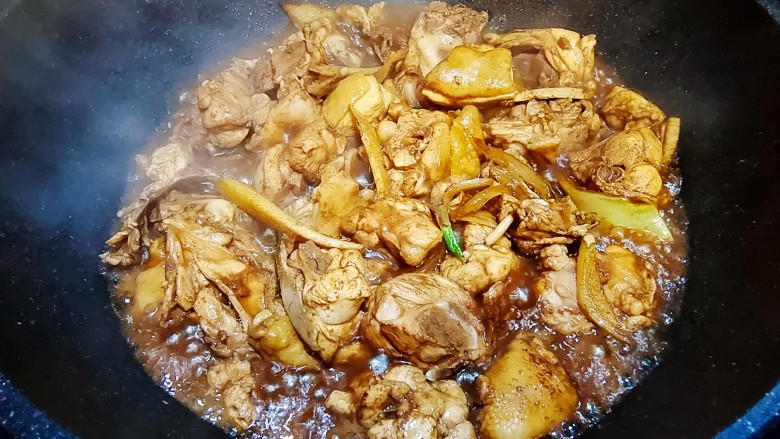 香菇炖鸡腿,倒入腌制好的鸡块翻炒。