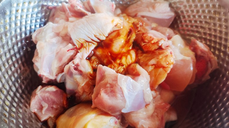 香菇炖鸡腿,鸡块放入生抽，料酒。