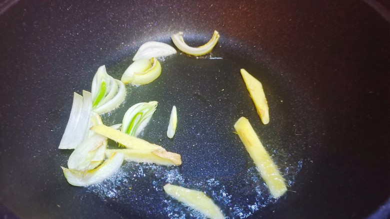 香菇炖鸡腿,锅烧热少油，放葱姜炒香