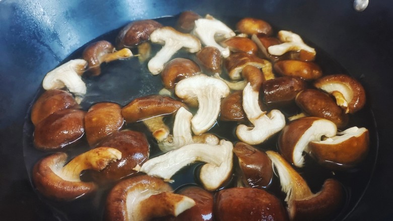 香菇炖鸡腿,烧热水焯水二分钟捞出控干水份。