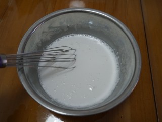 软糯Q弹的钵仔糕, 准备一个大盆，将马蹄粉、钵仔粉、糖和清水一起加入，搅匀。
