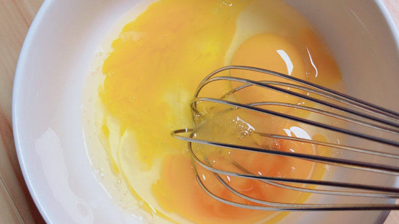 牛奶鸡蛋布丁,将鸡蛋搅打均匀。