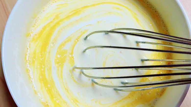 牛奶鸡蛋布丁,将蛋液搅打均匀。