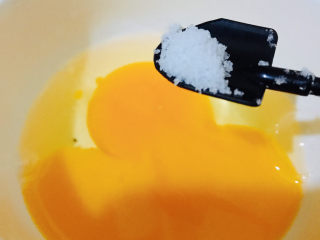 黄瓜炒木耳,碗中磕入一个鸡蛋，加一小勺盐
