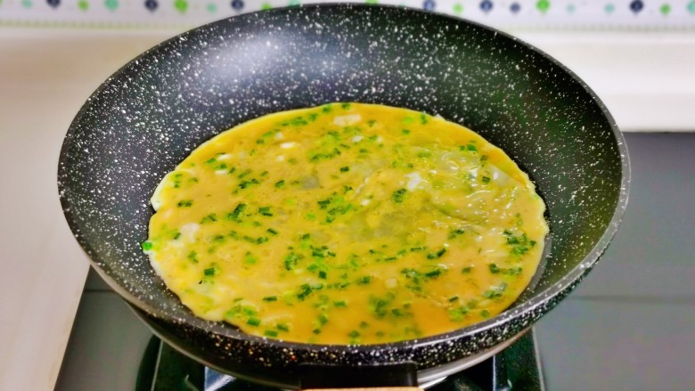 金针菇炒鸡蛋,. 起油锅倒入蛋液。