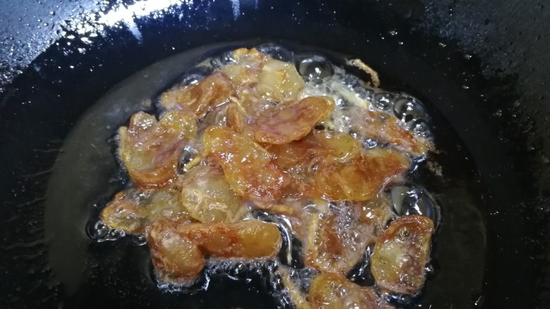 西葫芦炒腊肠,放入蒸熟的腊，中小火炒出油脂。