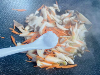 素炒平菇,根据个人口味加入适量盐