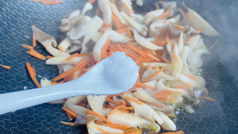 素炒平菇,根据个人口味加入适量盐