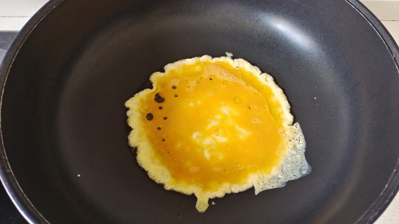 金针菇炒鸡蛋,倒入鸡蛋液