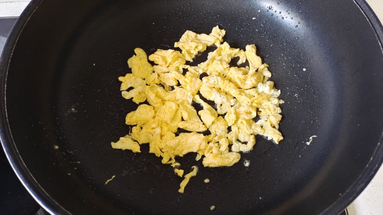 金针菇炒鸡蛋,鸡蛋液凝固，用筷子划散