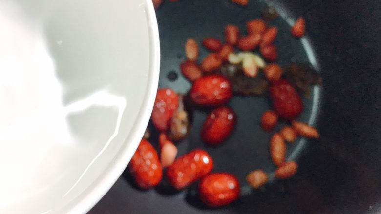 花生红枣汤,三种食材洗干净后一起放入锅中