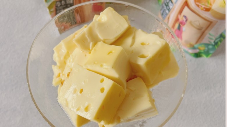 牛奶鸡蛋布丁,由于搅拌过渡导致蒸出来有孔但不影响口感哈