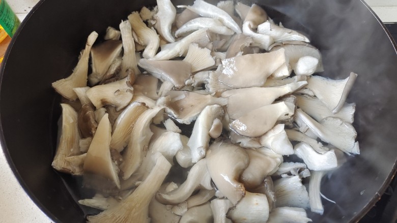 素炒平菇,炒锅中加入适量清水煮开，放入平菇焯水捞出过凉水