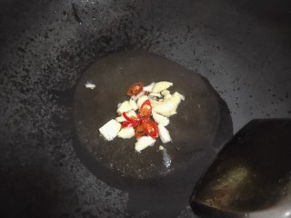 清炒苦瓜,锅中热油，倒入蒜末，辣椒爆香