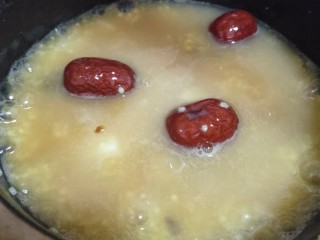 小米山药粥,煮至七分熟时加入红枣