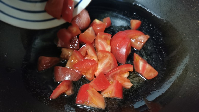平菇鸡蛋汤,起锅烧油，倒入西红柿