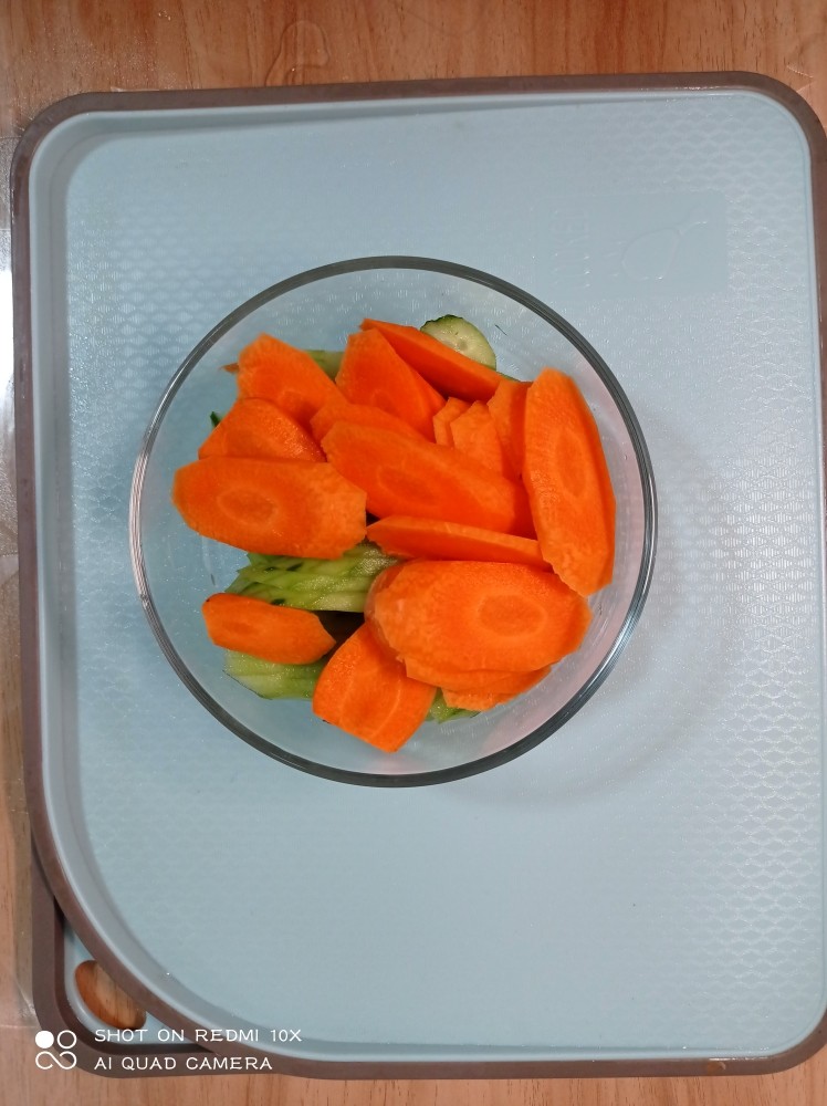 素炒平菇,黄瓜胡萝卜切片