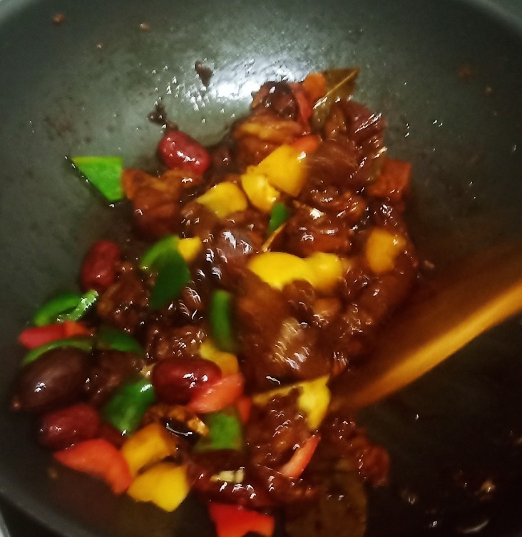 红烧羊肉煲,等汤汁快收干时，加入彩椒和红枣翻炒均匀。