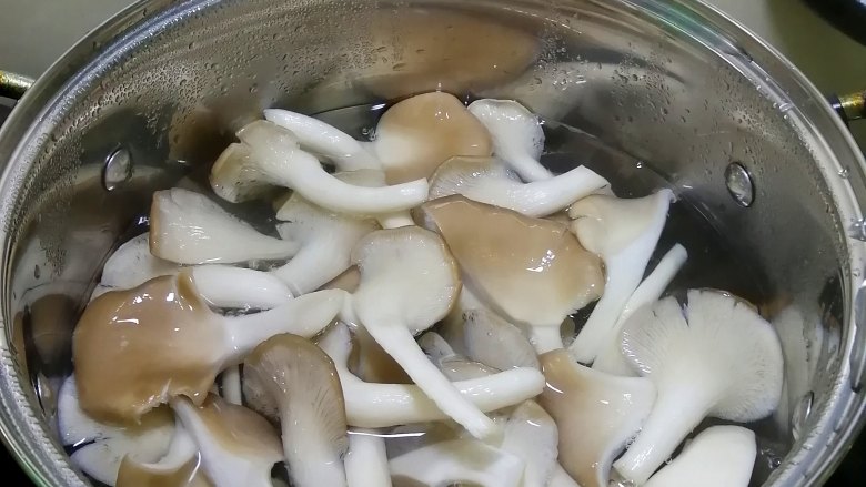 素炒平菇,烧开水，加入平菇焯水1分钟，捞出沥干水分