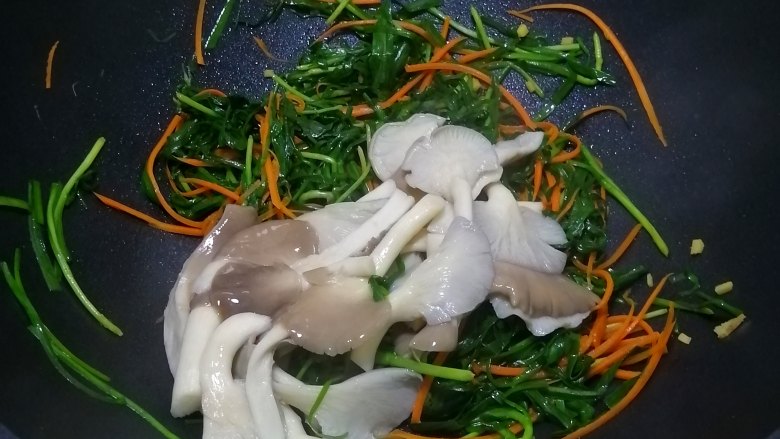 素炒平菇,炒至胡萝卜软，加入平菇