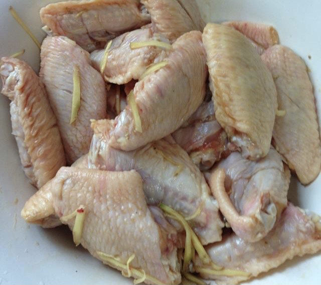 可乐鸡翅根,用姜丝和盐先把鸡翅先腌渍一会儿。
