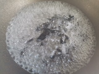 黄瓜炒木耳,锅里烧水，下入木耳焯水至断生