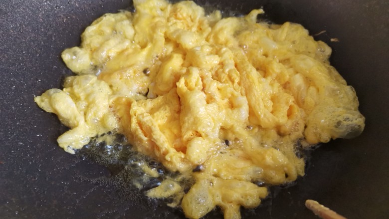 金针菇炒鸡蛋,待蛋液凝固，把鸡蛋炒散盛出备用