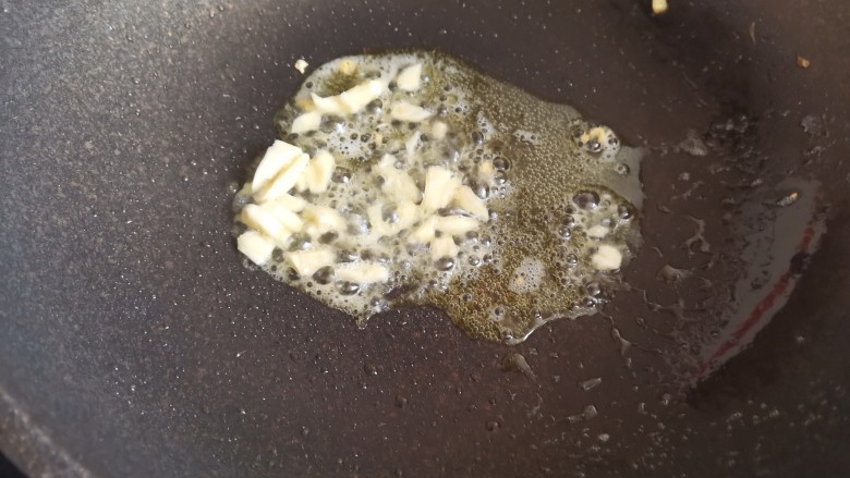 金针菇炒鸡蛋,锅里留底油，下入蒜末炒香