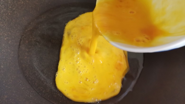 金针菇炒鸡蛋,起锅烧油，倒入鸡蛋液