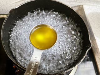 清炒苦瓜,锅中烧开水，加入1勺食用油