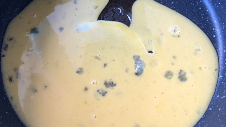 金针菇炒鸡蛋,倒入蛋液等其稍微凝固后划动成蛋块。
