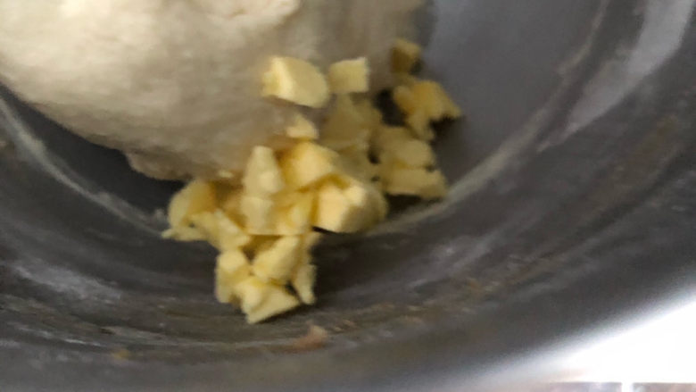 豆沙千层面包,出膜后加入软化的黄油继续揉面。