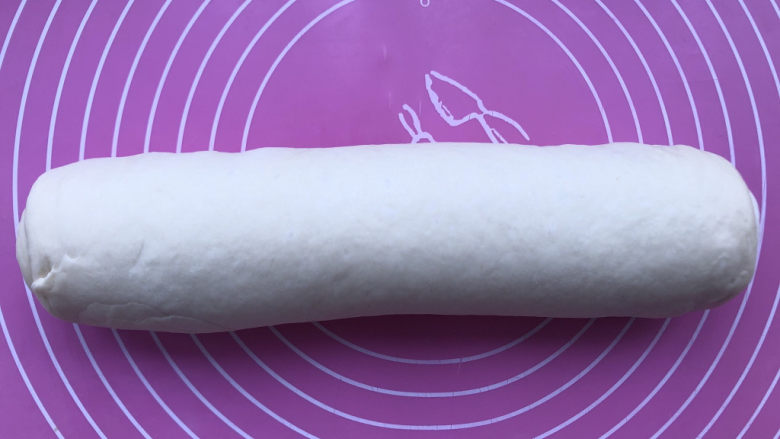 豆沙千层面包,成为一个筒状。