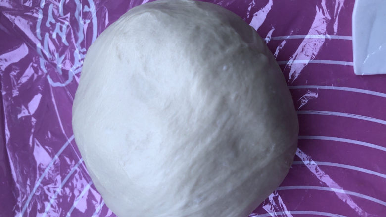 豆沙千层面包,滚圆面团盖保鲜膜发酵约1小时。