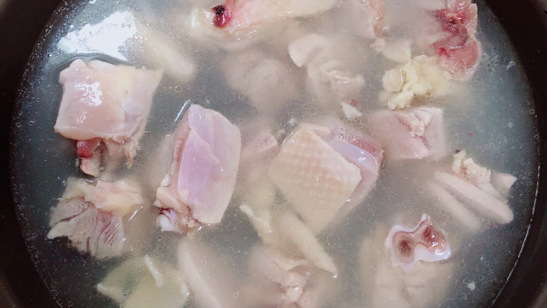 香菇炖鸡腿,锅中烧开水，煮一下鸡块，煮去血水。