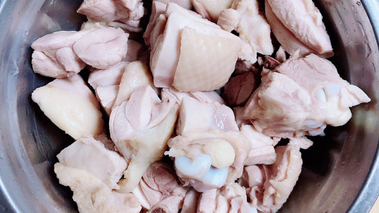 香菇炖鸡腿,捞出鸡块，洗净待用。
