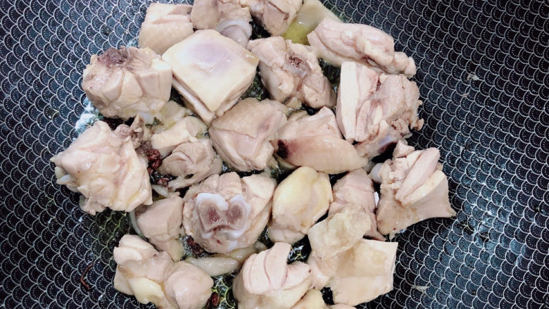香菇炖鸡腿,放入鸡块翻炒均匀。