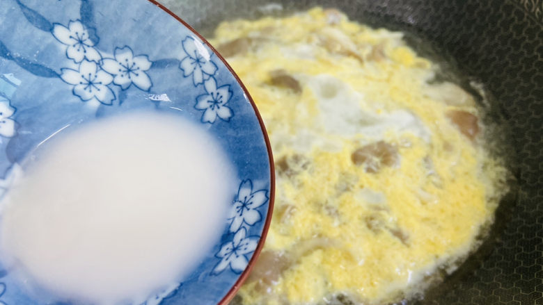 平菇鸡蛋汤,淀粉水勾芡