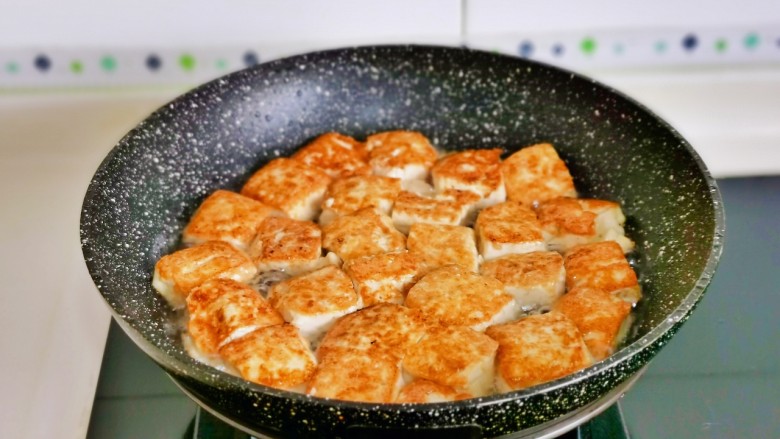 金针菇豆腐煲,煎至两面金黄盛出备用。