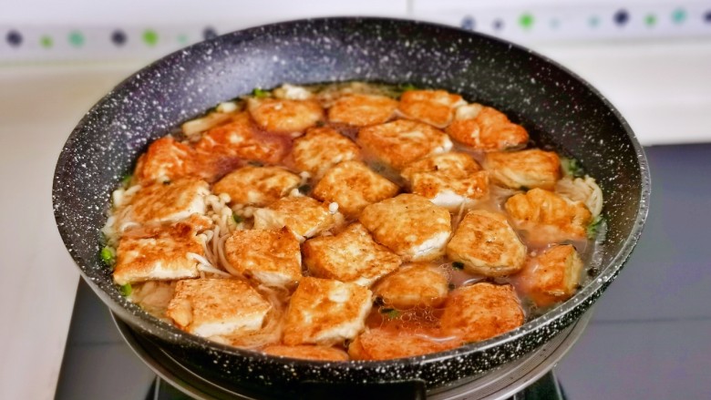 金针菇豆腐煲,加入一小碗纯净水，豆腐摆在上面。