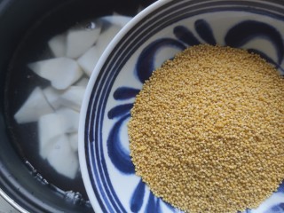 小米山药粥,加入淘洗干净的小米