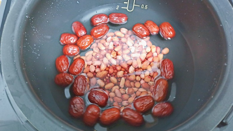 花生红枣汤,清洗好的红豆，花生，红枣放入电饭煲里，加入3个饭碗量的清水