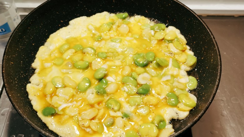蚕豆炒鸡蛋,起油锅放入食用油，油热后放入蚕豆蛋液。