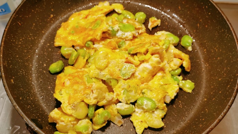 蚕豆炒鸡蛋,炒至蛋液完全熟透，两面金黄色，关火出锅。