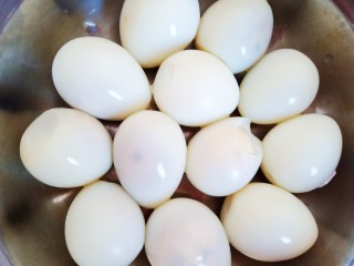卤味全家福,新鲜的鹌鹑蛋煮熟，用凉水浸泡一会儿，剥皮备用。