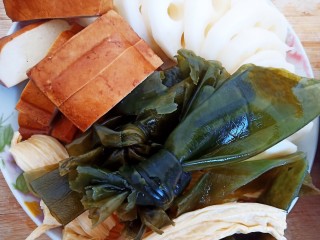 卤味全家福,海带和腐竹提前泡发，莲藕清洗干净去皮切片，豆腐干切成小块备用